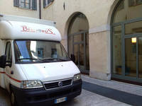 Fotografia del bibliobus nel cortile della biblioteca Fotografia del bibliobus nel cortile della biblioteca