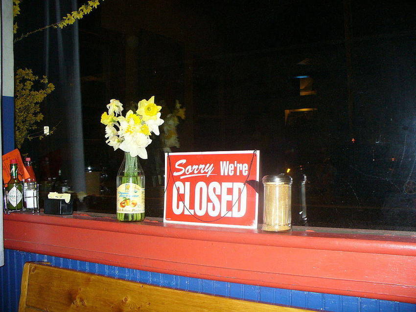 Immagine decorativa. "Sorry We're Closed" sign at Little Grill Collective in Harrisonburg, Virginia during MACRoCk music festival. By Artaxerxes [CC BY-SA 3.0 (https://creativecommons.org/licenses/by-sa/3.0) or GFDL (http://www.gnu.org/copyleft/fdl.html)], from Wikimedia Commons